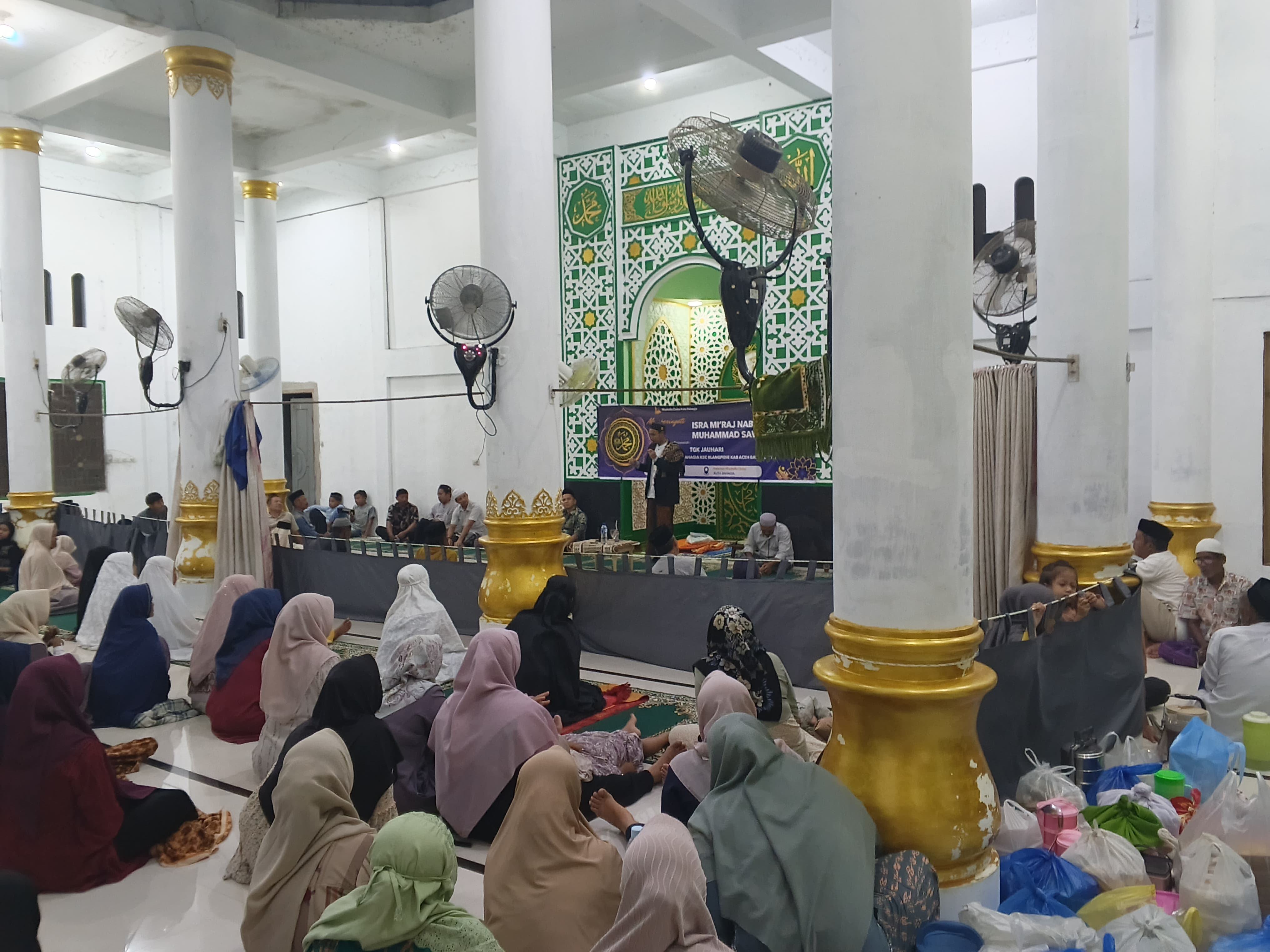WARGA KUTA BAHAGIA MEMPERINGATI ISRAJ MI’RAJ DI MUSHALLA GAMPONG