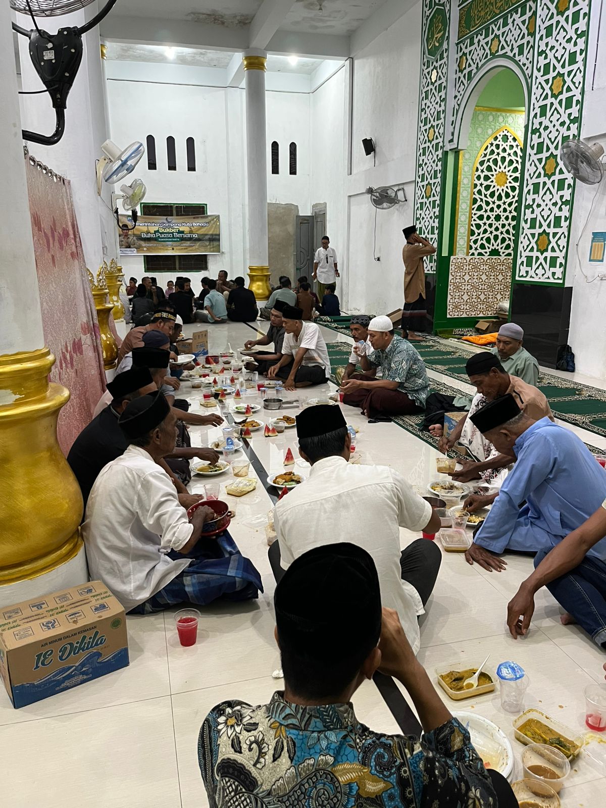 Masyarakat gampong Kuta Bahagia menggelar kegiatan buka puasa bersama, sekaligus menyalurkan tali asih kepada anak yatim- Piatu di Gampong Kuta Bahagia