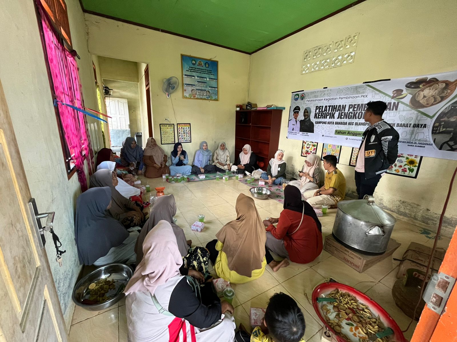Ibu - ibu PKK Gampong mengikuti pelatihan pembuatan keripik jengkol
